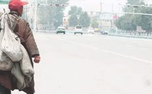 初中一年級作文:拾荒老人